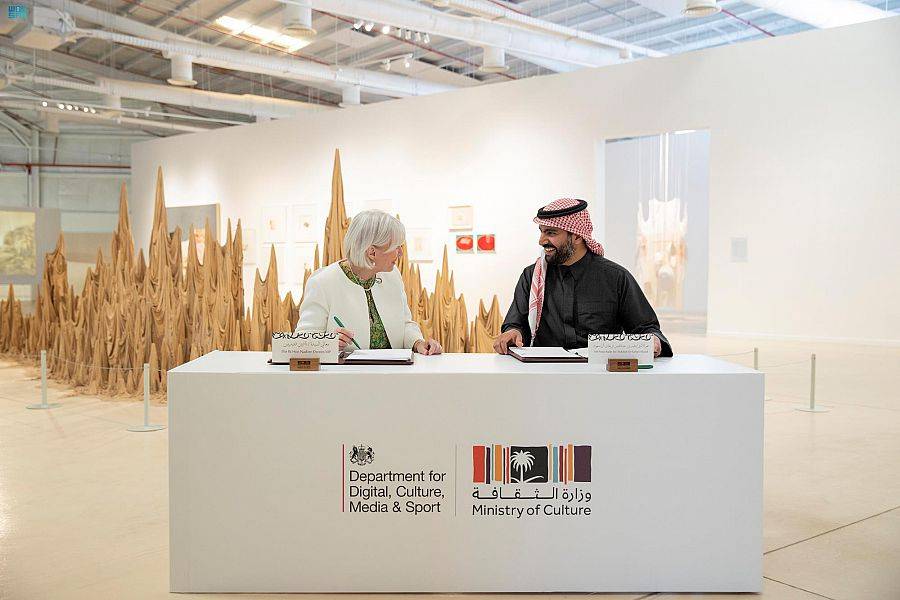 وزيرا الثقافة السعودي والبريطاني أثناء التوقيع.