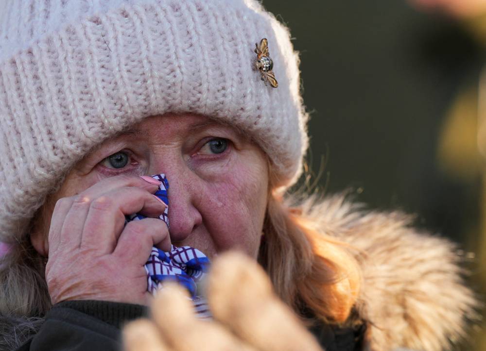 أوكرانية تبكي بعد عبورها الحدود إلى بولندا. "رويترز"
