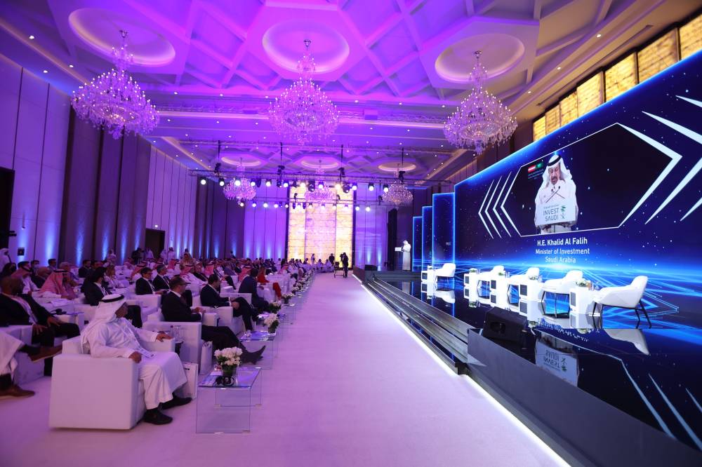 الفالح متحدثا خلال منتدى الاستثمار السعودي النمساوي في الرياض أمس.