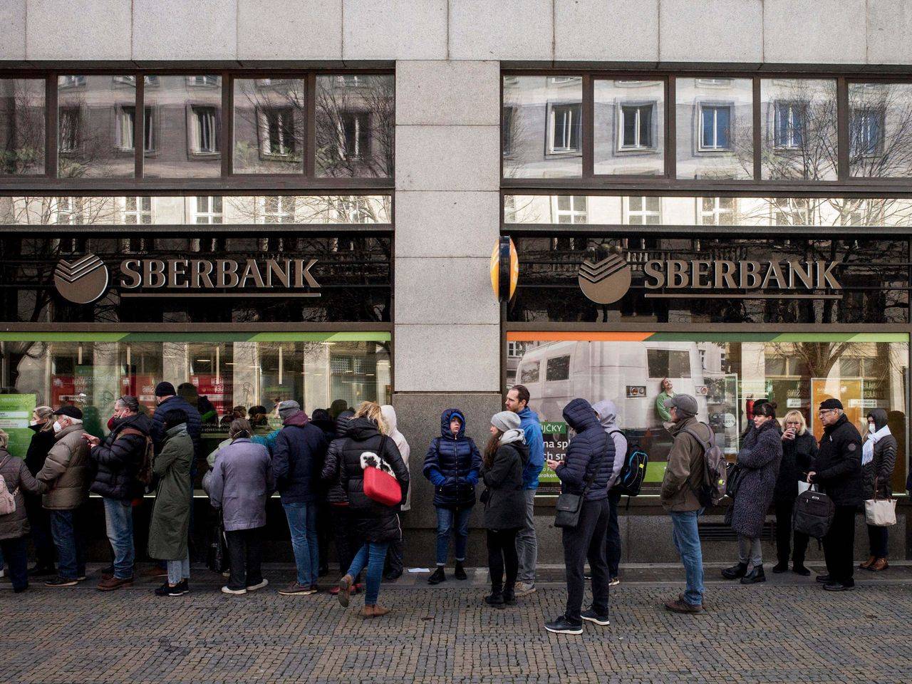 جمد بنك روسيا المركزي مبيعات الأجانب للأوراق المالية ضمن مجموعة إجراءات.