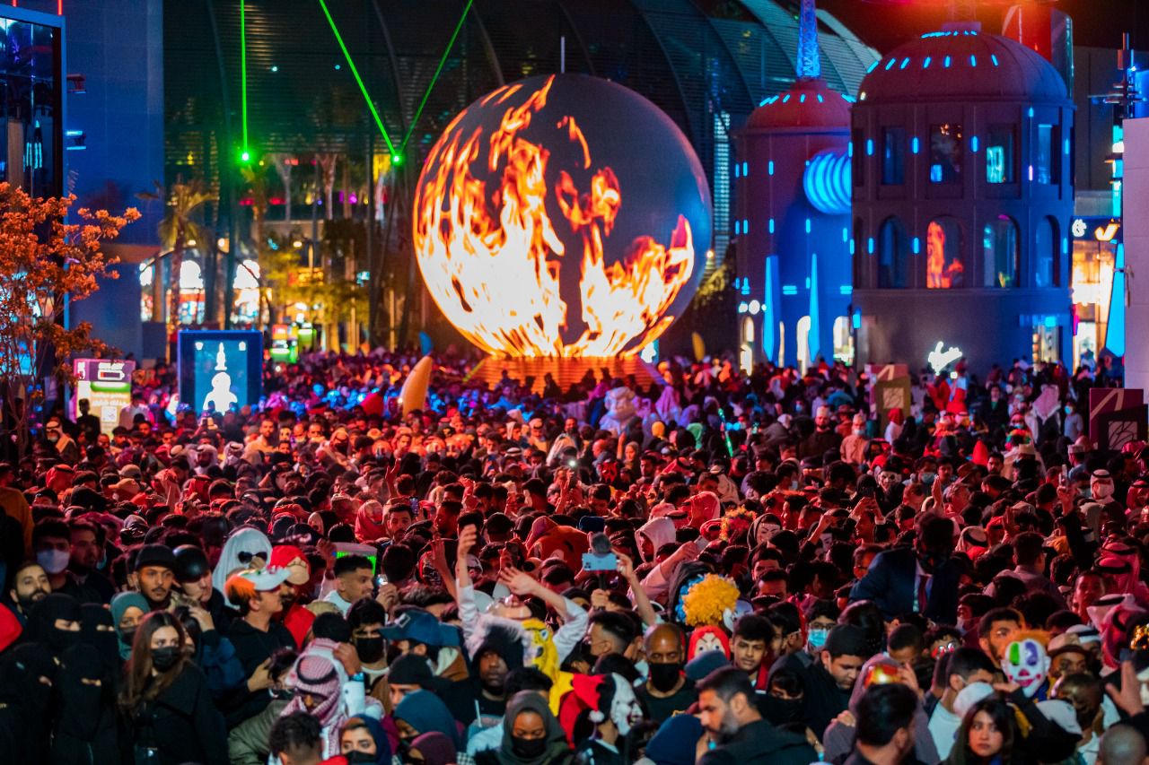 شخصيات السبعينات والثمانينات تواصل نجاحها في حفلة التنكر بموسم الرياض