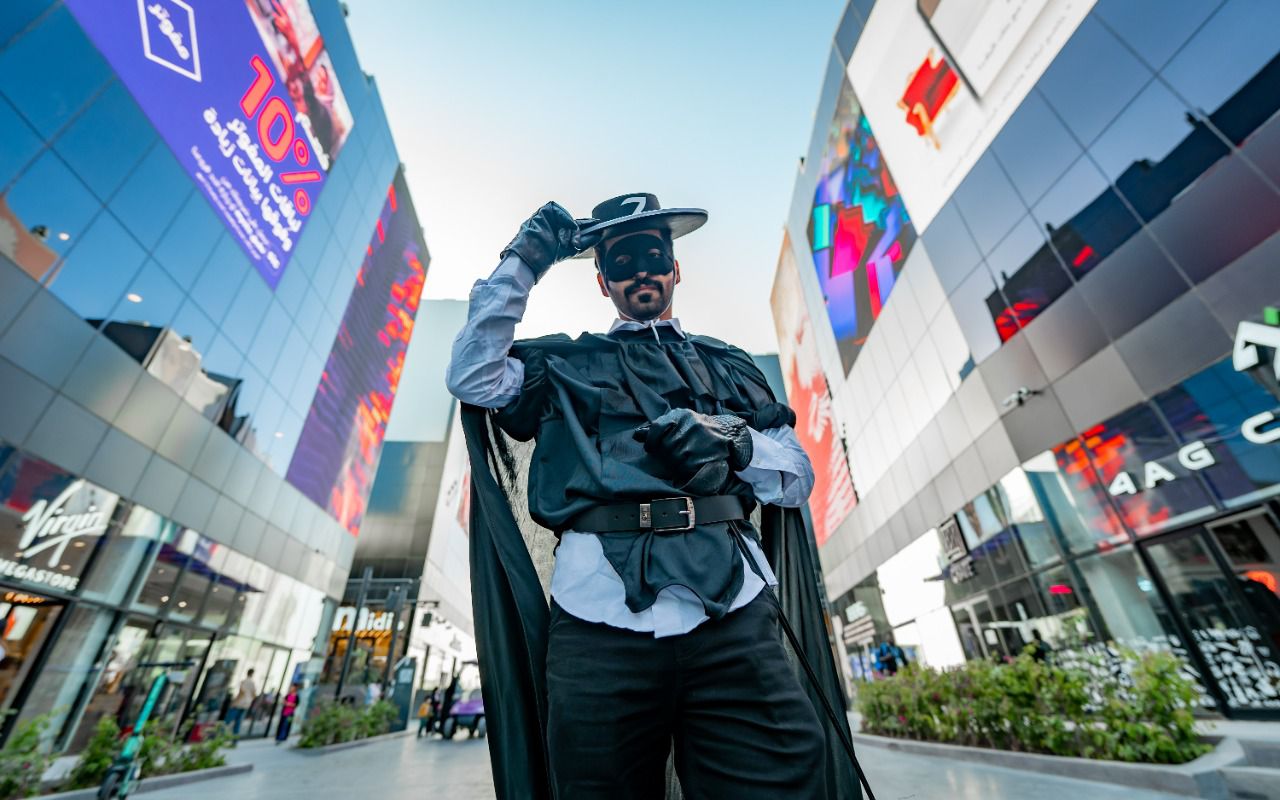 شخصيات السبعينات والثمانينات تواصل نجاحها في حفلة التنكر بموسم الرياض