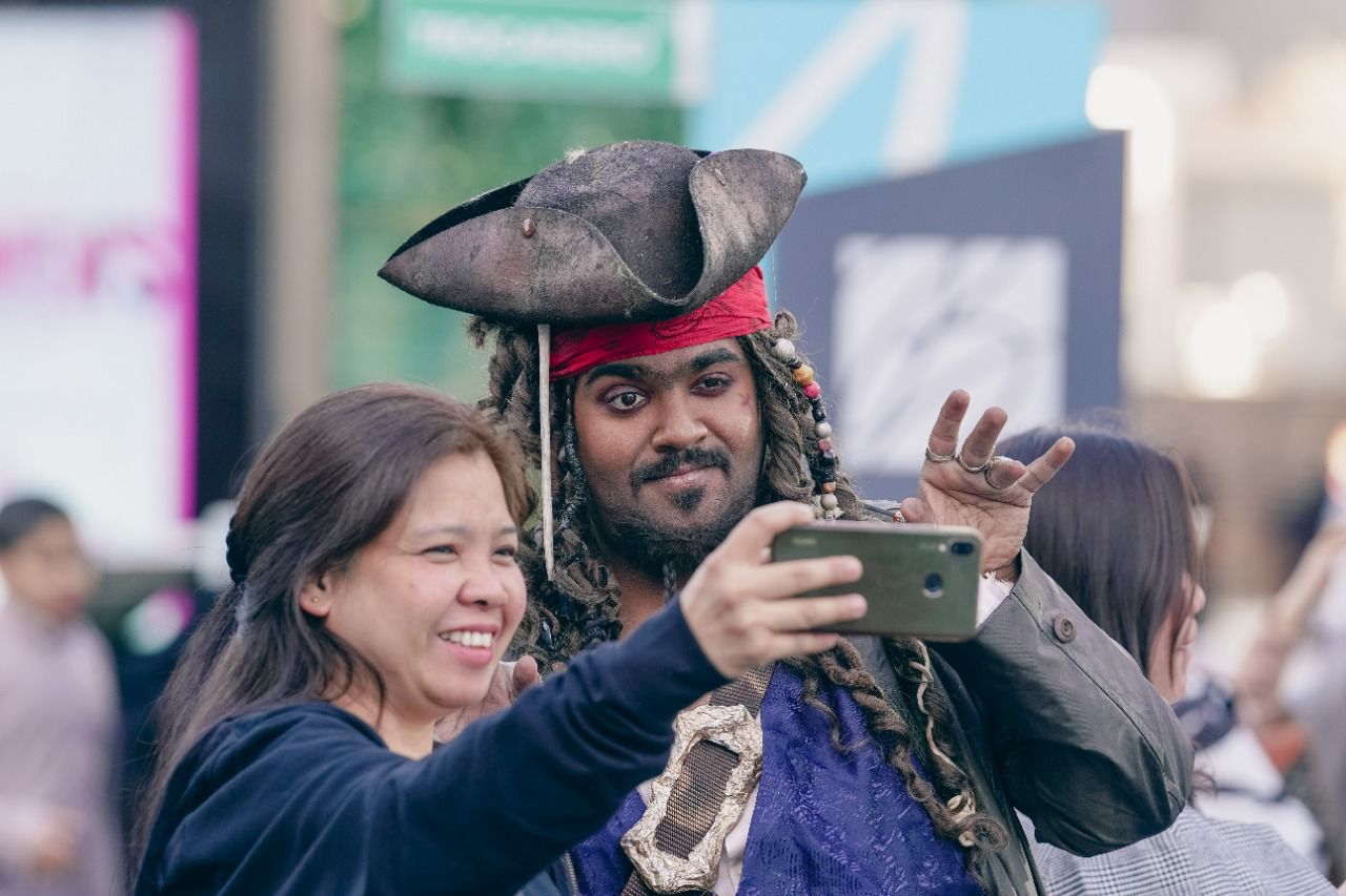 شخصيات السبعينات والثمانينات تواصل نجاحها في حفلة التنكر بموسم الرياض