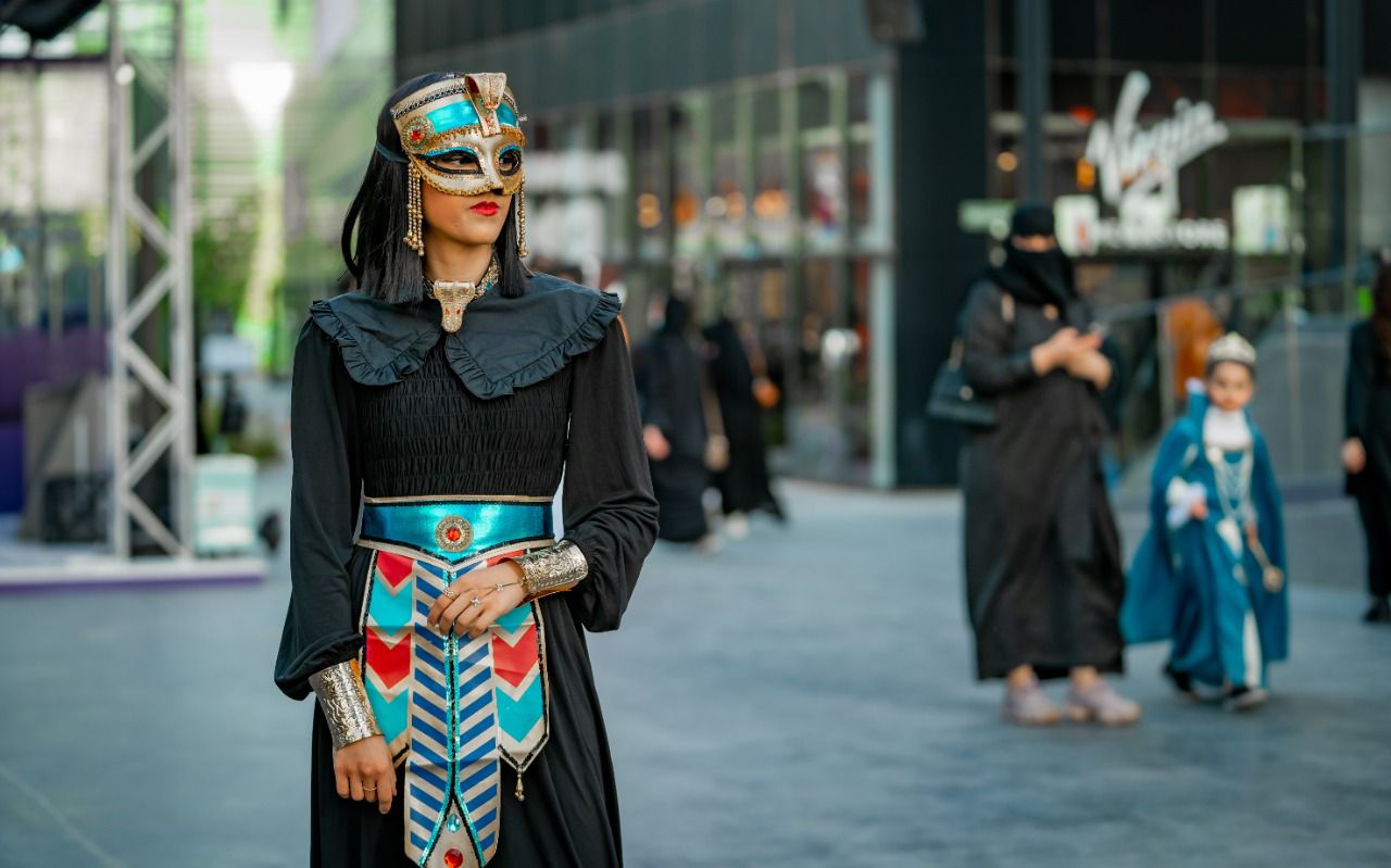 شخصيات السبعينات والثمانينات تواصل نجاحها في حفلة التنكر بموسم الرياض