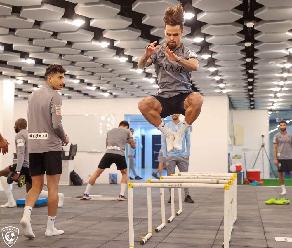 ميشيل يؤدي تدريبات لياقية. مركز الهلال الإعلامي