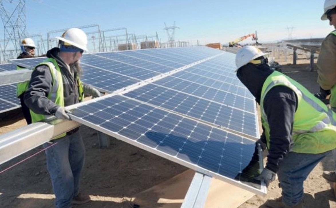 المملكة تسعى للعمل على بناء قطاع طاقة متجددة مستدام.