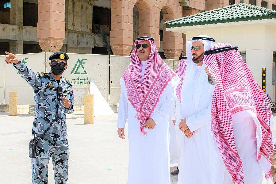 الأمير فيصل بن سلمان خلال تفقده ساحات المسجد النبوي."واس"