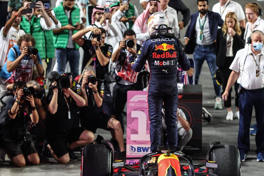 ماكس فريشتابن يحتفل مع الجماهير بعد فوزه بسباق جائزة السعودية الكبرى للفورمولا1.