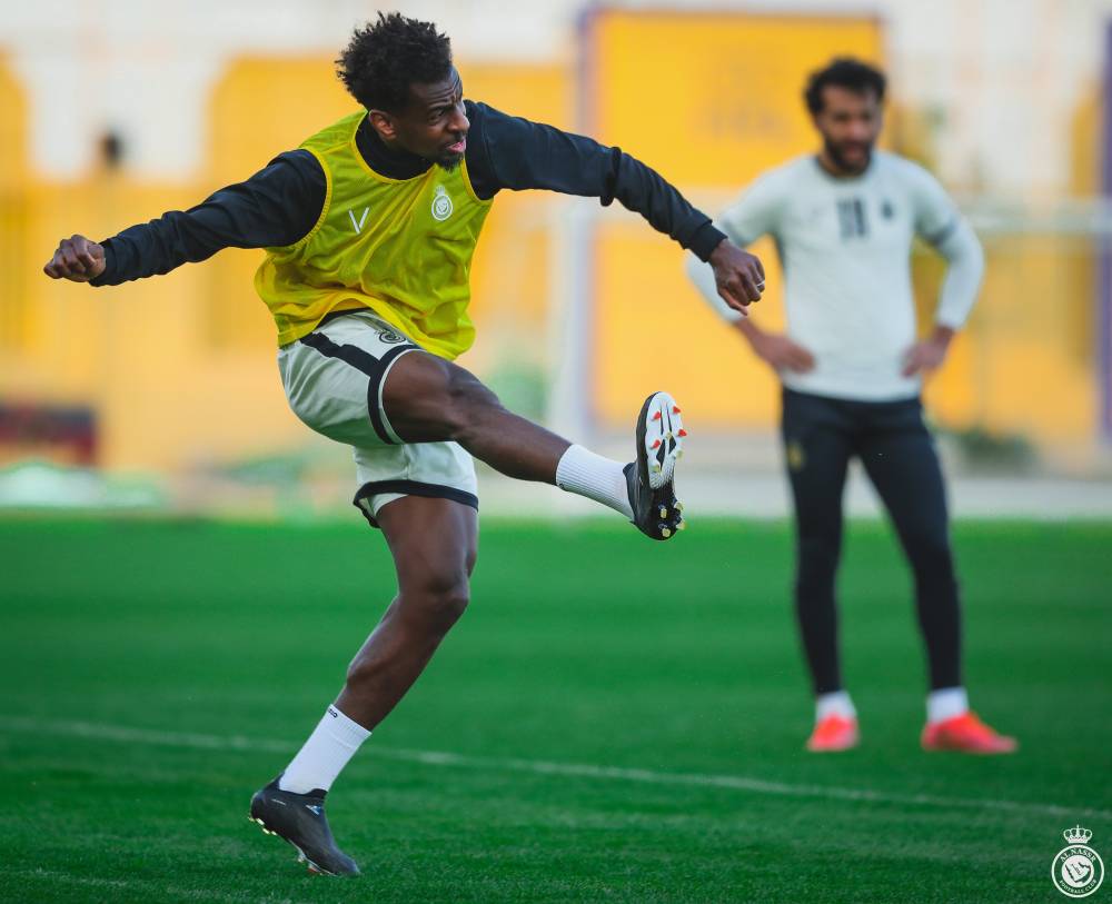 الخيبري يسدد الكرة في التدريب أمس. «مركز النصر الإعلامي»