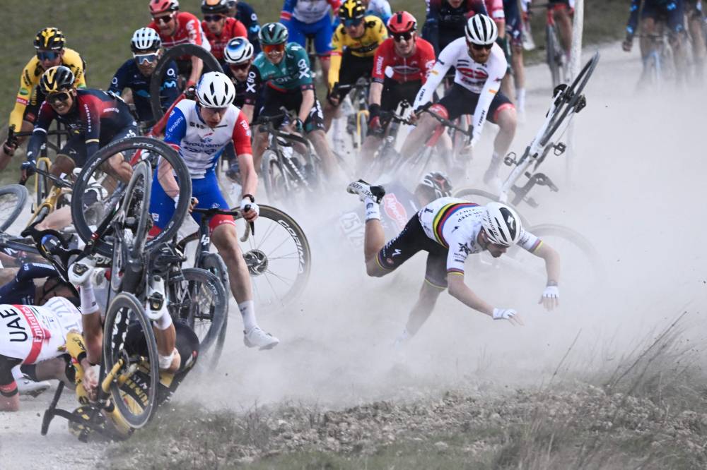 متسابقون يتساقطون خلال انطلاق سباق الدراجات الكلاسيكي في نسخته ال 16 المقام في مدينة سيينا الإيطالية. "الفرنسية"  