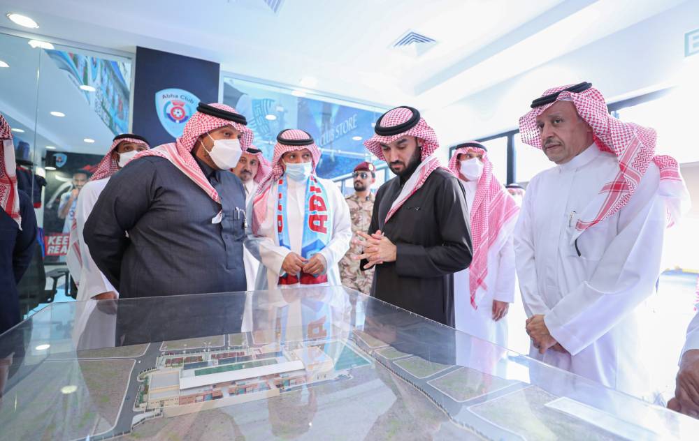 وزير الرياضة خلال جولته في منشأة نادي أبها .
