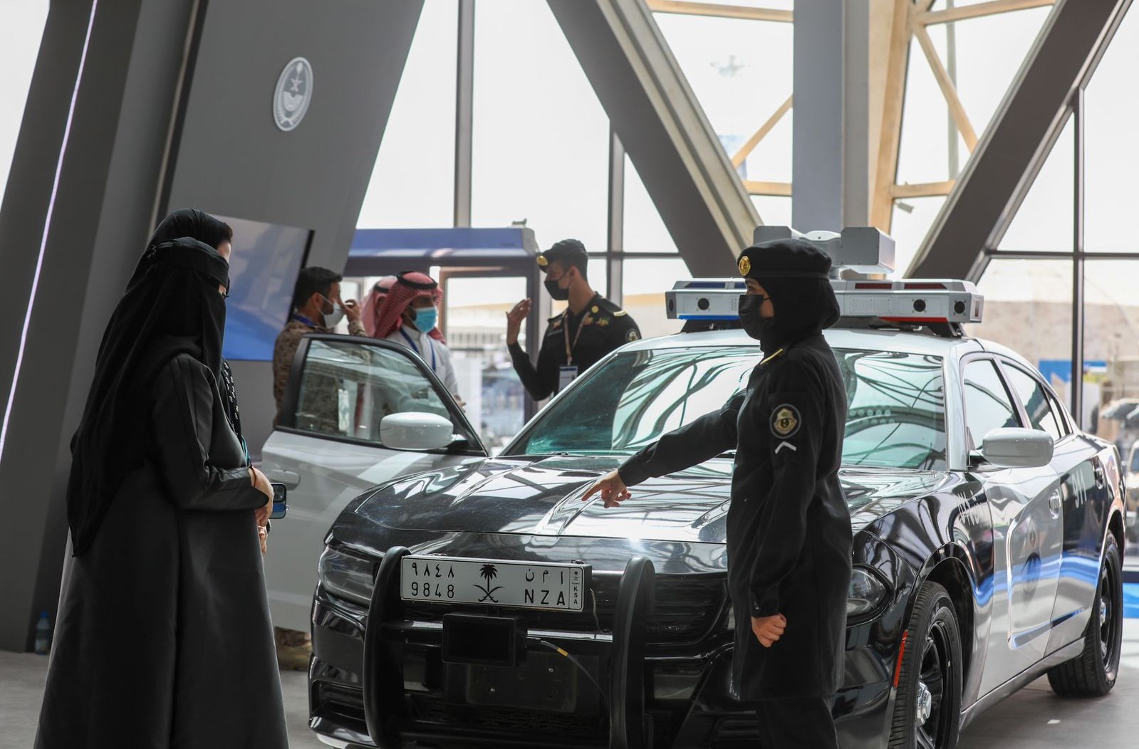 في معرض الدفاع .. المرأة السعودية تقف شامخة و بثقة في السلك العسكري