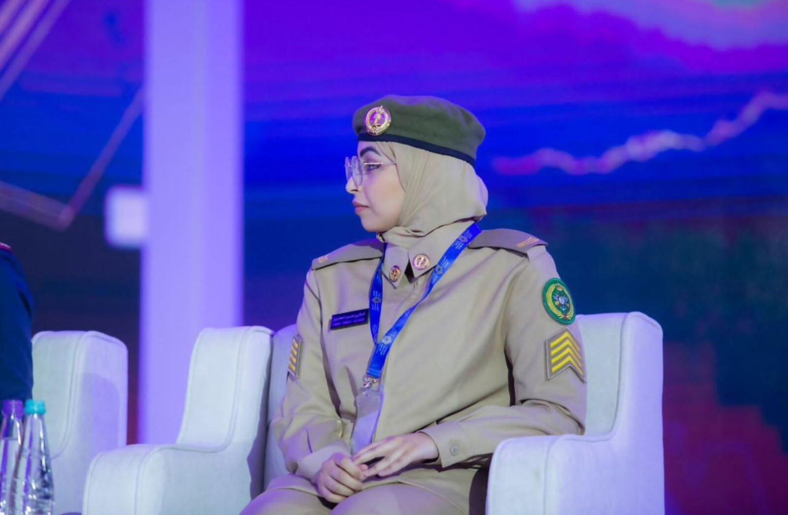 في معرض الدفاع .. المرأة السعودية تقف شامخة و بثقة في السلك العسكري