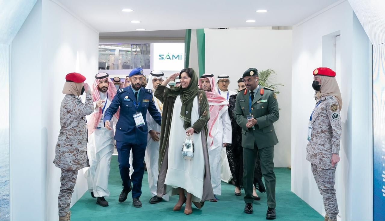 في معرض الدفاع .. المرأة السعودية تقف شامخة و بثقة في السلك العسكري