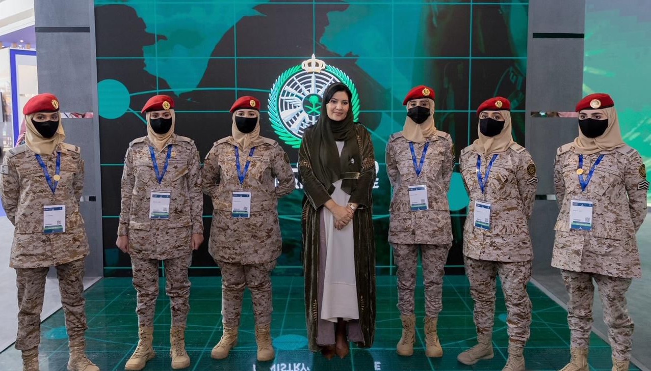 في معرض الدفاع .. المرأة السعودية تقف شامخة و بثقة في السلك العسكري