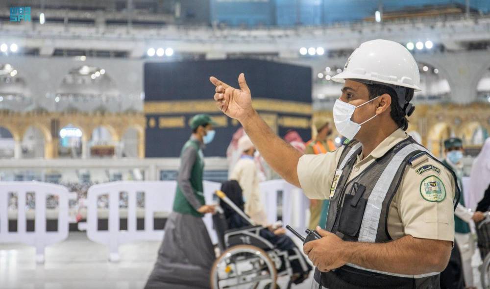 عضو فريق ميداني مختص لتحليل المخاطر وتنسيق البلاغات في المسجد الحرام في مكة.