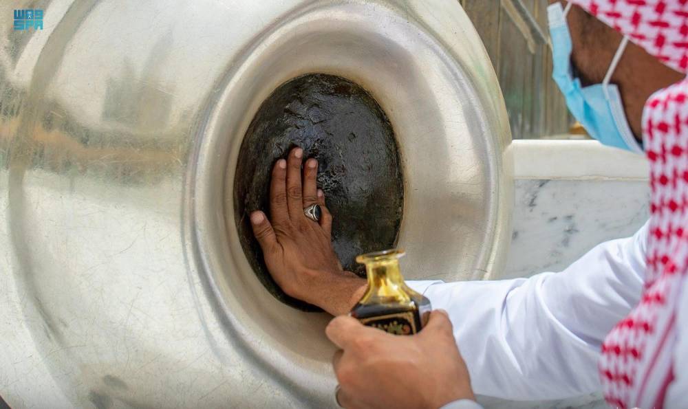 المسجد الحرام يستقبل ضيوف الرحمن بنفحات من الطيب والبخور