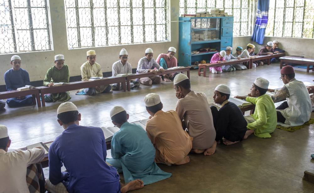 طلاب في إحدى جمعيات تحفيظ القرآن الكريم في بنجلادش. "إ.ب.أ"