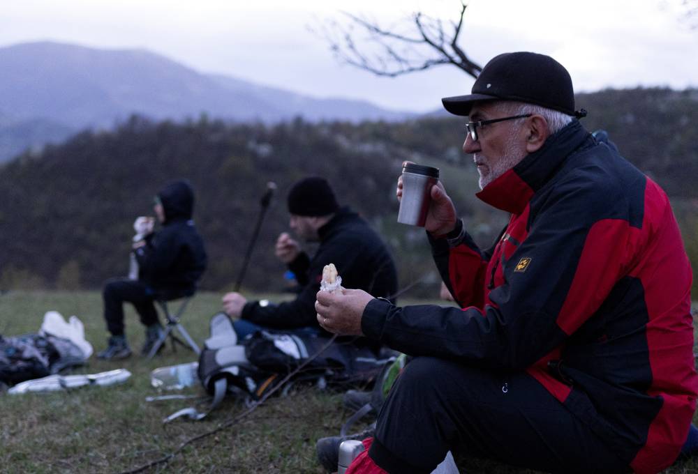 صائمون يتناولون طعام الإفطار بعد الانتهاء من عملهم في زينيتشا- البوسنة والهرسك. "رويترز"