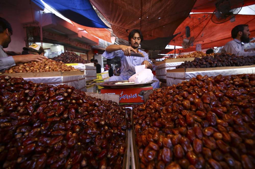 بائع يبيع التمر ليلة شهر رمضان المبارك في كراتشي باكستان.