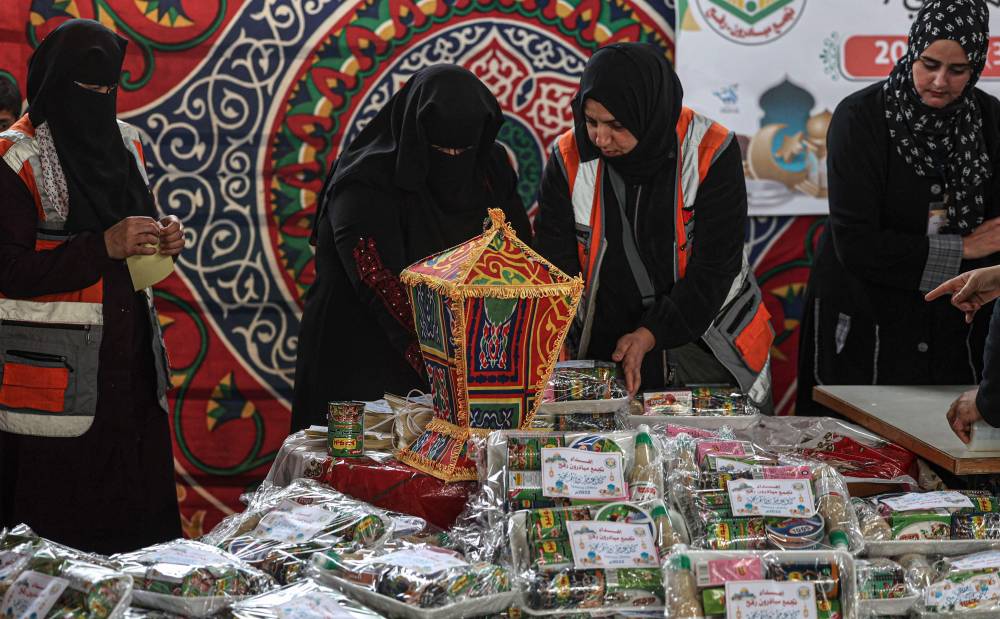 متطوعات فلسطينيات يحضرن وجبات السحور ليلة أول يوم من رمضان.