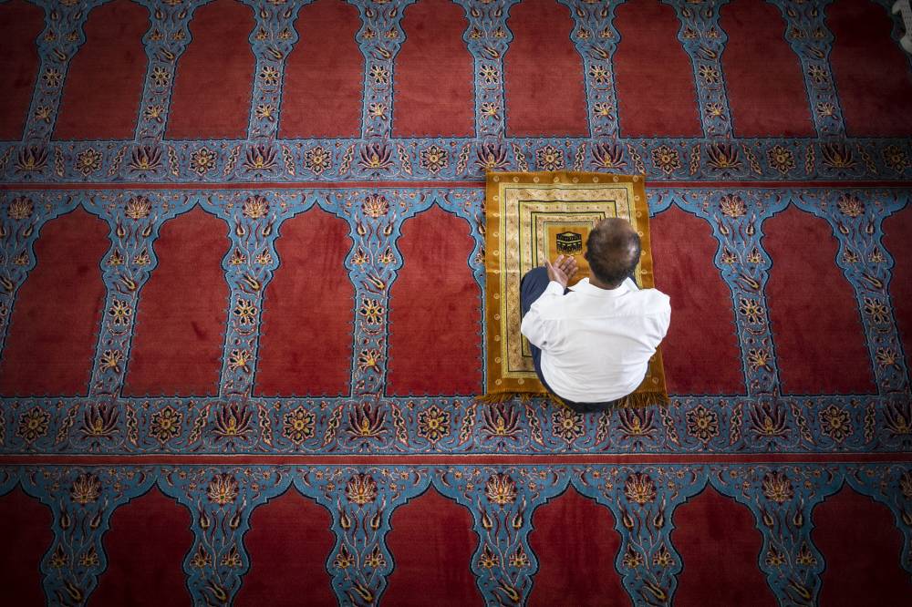 أحد المصلين يصلي آخر جمعة قبل رمضان في مسجد جوهانسبرج ، جنوب إفريقيا.