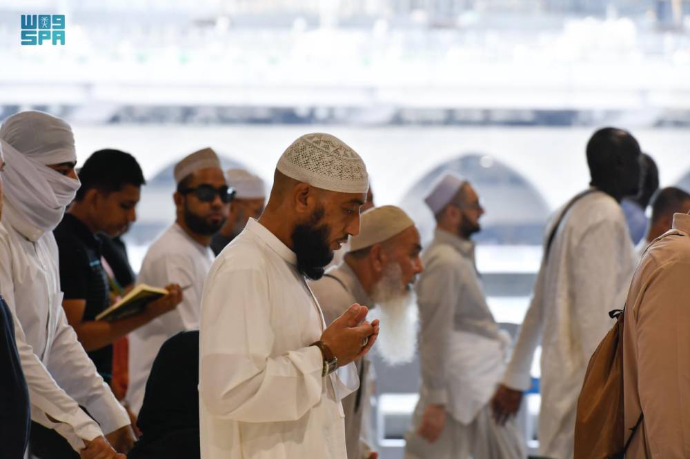 ضيوف الرحمن يرفعون أكف الضراعة في المسجد الحرام وسط أجواء إيمانية. "واس