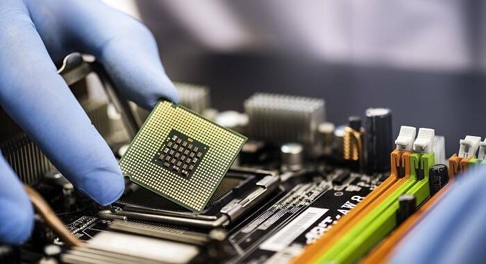 مصانع السيارات الأمريكية خسرت 300 مليار دولار بسبب نقص الرقائق.