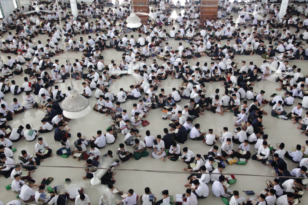 طلاب إندونيسيون يقرأون القرآن في إحدى المدارس الإسلامية.