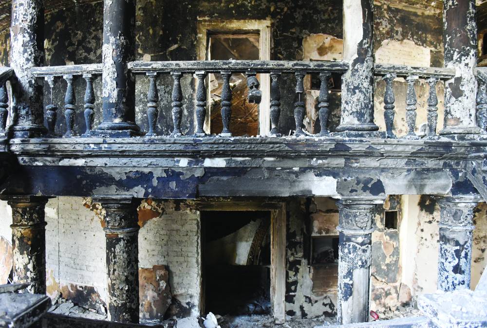 


آثار الدمار على واجهة مسرح في مدينة ماريوبول. «رويترز»