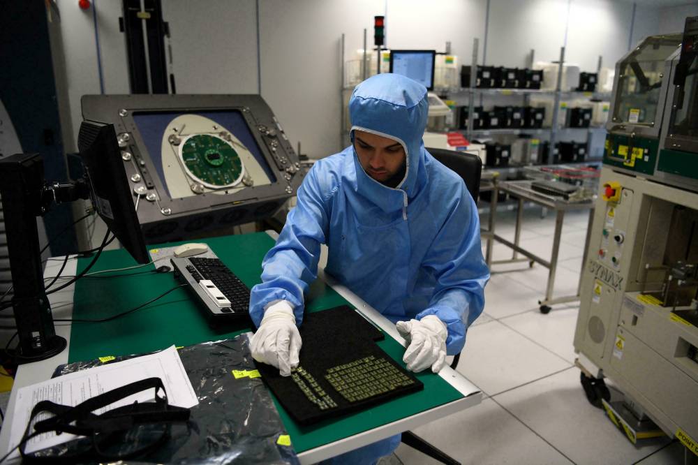 الكثير من الصناعات قلصت إنتاجها بسبب نقص إمدادات الرقائق.