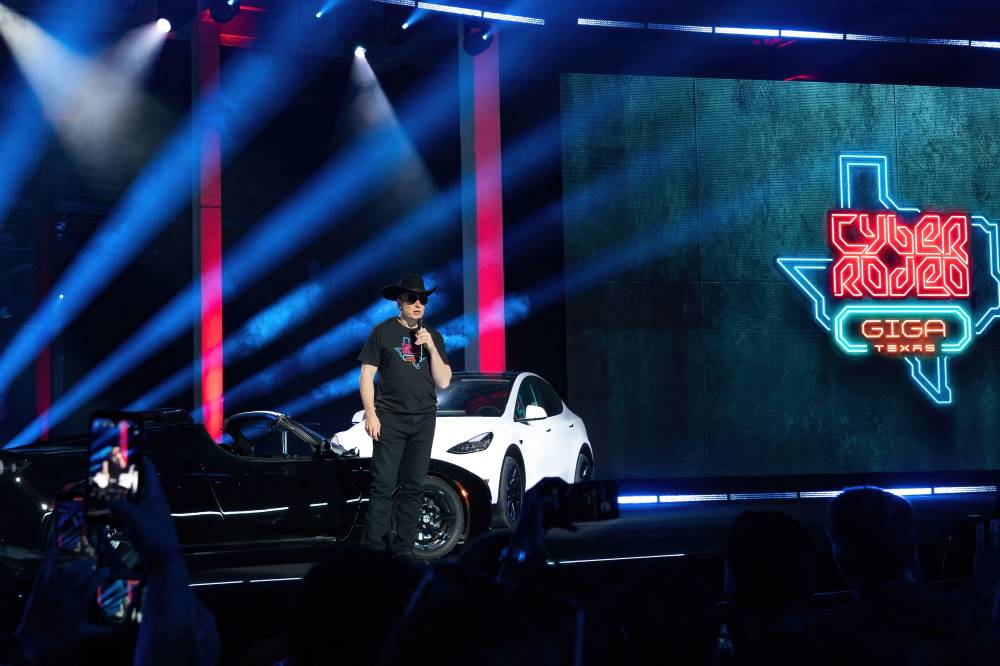 إيلون ماسك يتحدث خلال حفل افتتاح مصنع تسلا الجديد في تكساس. "الفرنسية"