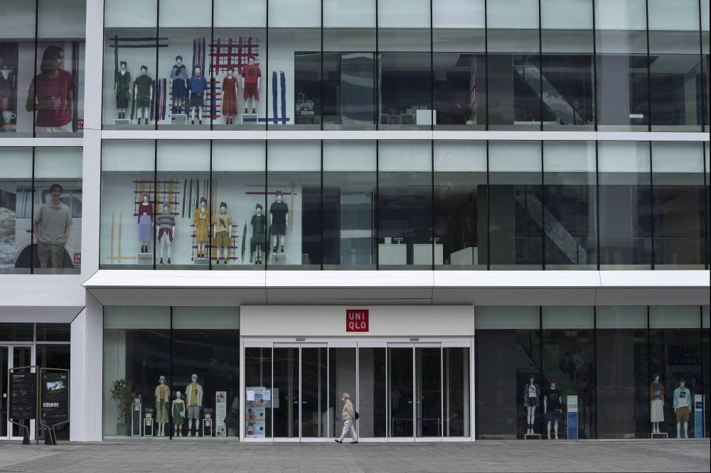 أحد المتاجر الكبيرة في بكين مغلق أمس وسط تشديد قيود مكافحة كورونا. "أ.ب"