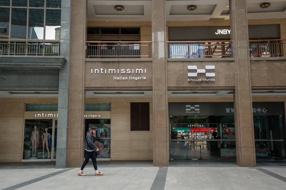 أحد المتاجر الكبيرة في بكين مغلق أمس وسط تشديد قيود مكافحة كورونا. "إ.ب. أ"