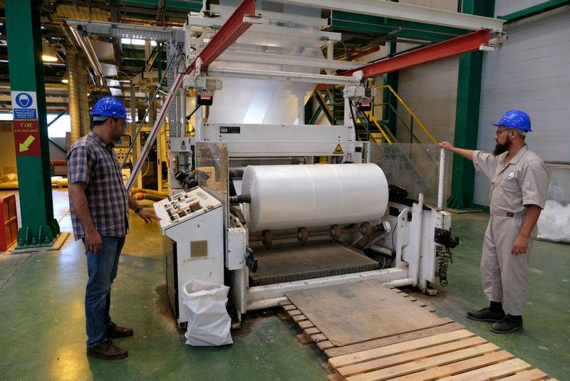 بلغ عدد مصانع  منتجات المطاط واللدائن 1329 مصنعا.