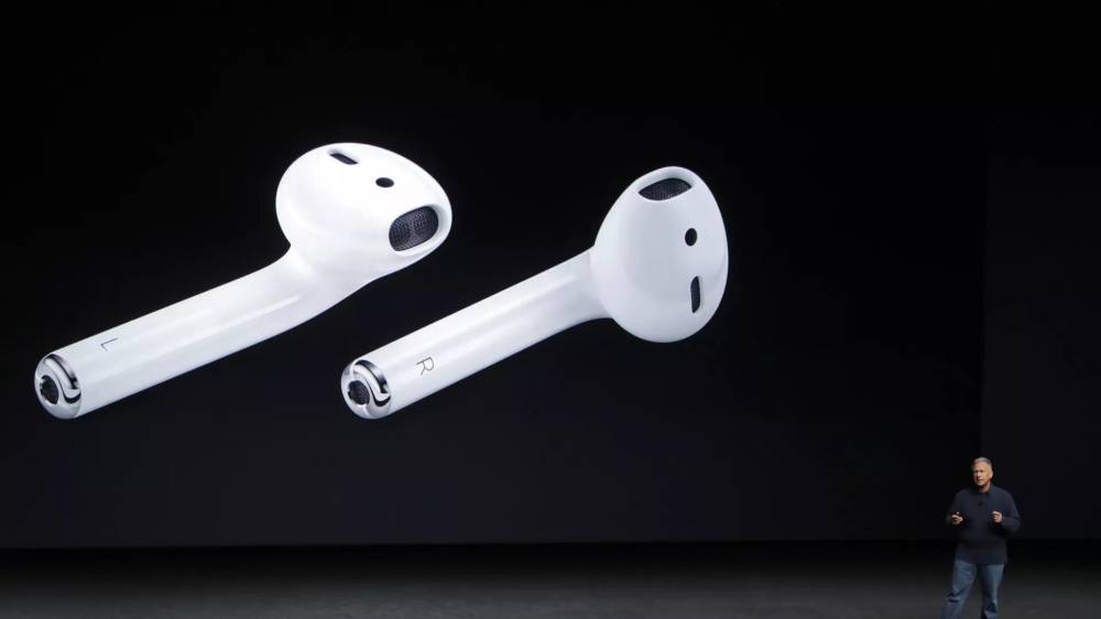 عانى الابن من فقدان السمع أثناء استخدام الإيربودز.