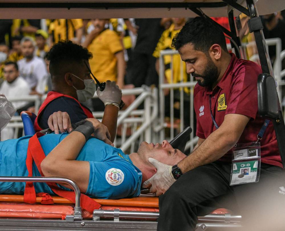 جروهي على عربة الإسعاف. تصوير:علي خمج ـ «الاقتصادية»