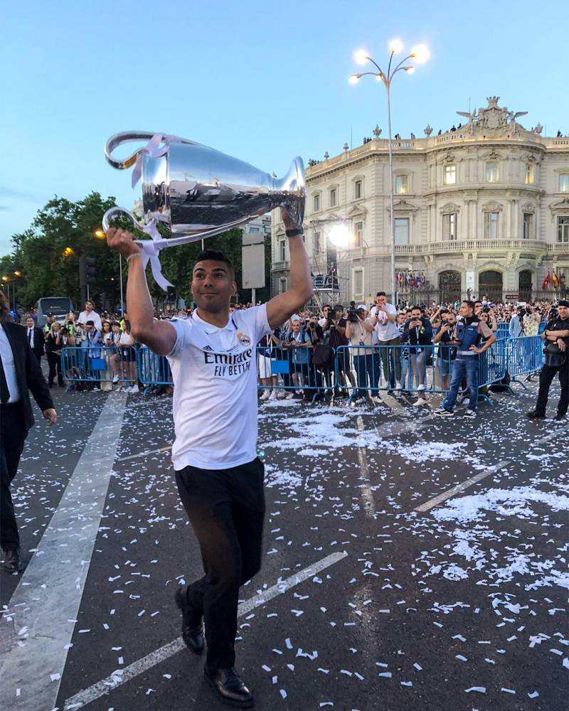 كاسيميرو مدافع الريال يحمل الكأس وسط العاصمية مدريد.