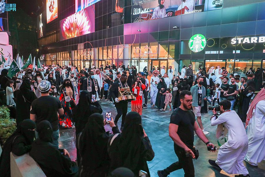 مسيرة "الشداد" تجذب زوار البوليفارد في ثاني أيام عيد الفطر