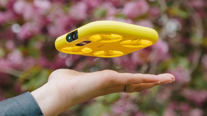 "سناب شات" تختبر كاميرا صغيرة طائرة كبديل لعصا الـ "السيلفي"