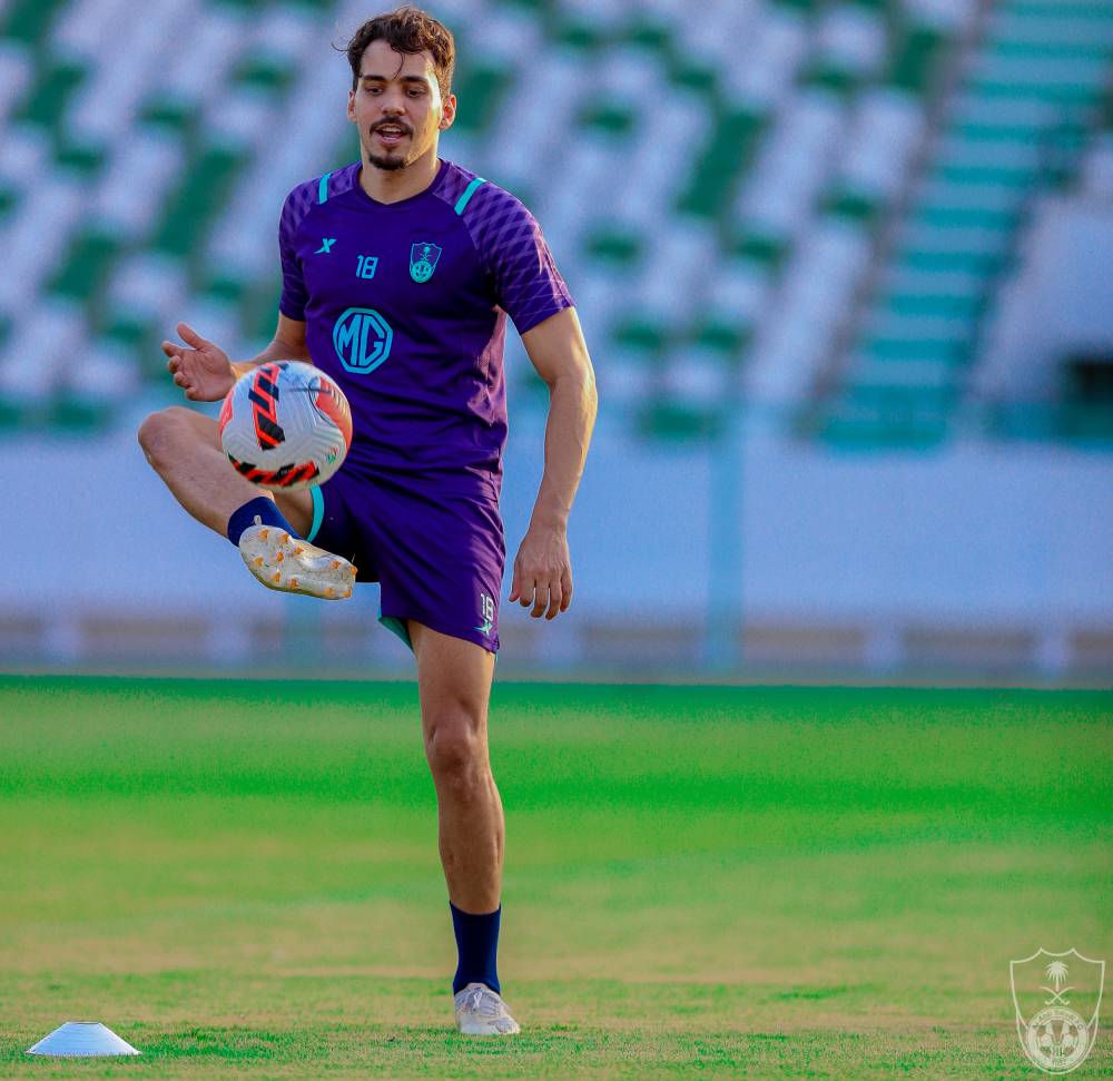 فيما ركز الأوروجوياني روبرت سيبولدي مدرب الأهلي أمس على التمارين اللياقية والتكتيكية استعدادا للرائد في الجولة الـ29 من دوري المحترفين، احتفل اللاعبون باللاعب محمد المجحد بعد أن رزقه الله بمولود، وبعودة المدافع البرازيلي دانكلير، للتدريبات الجماعية بعد أن أنهى برنامجه التأهيلي. «مركز الأهلي الإعلامي»