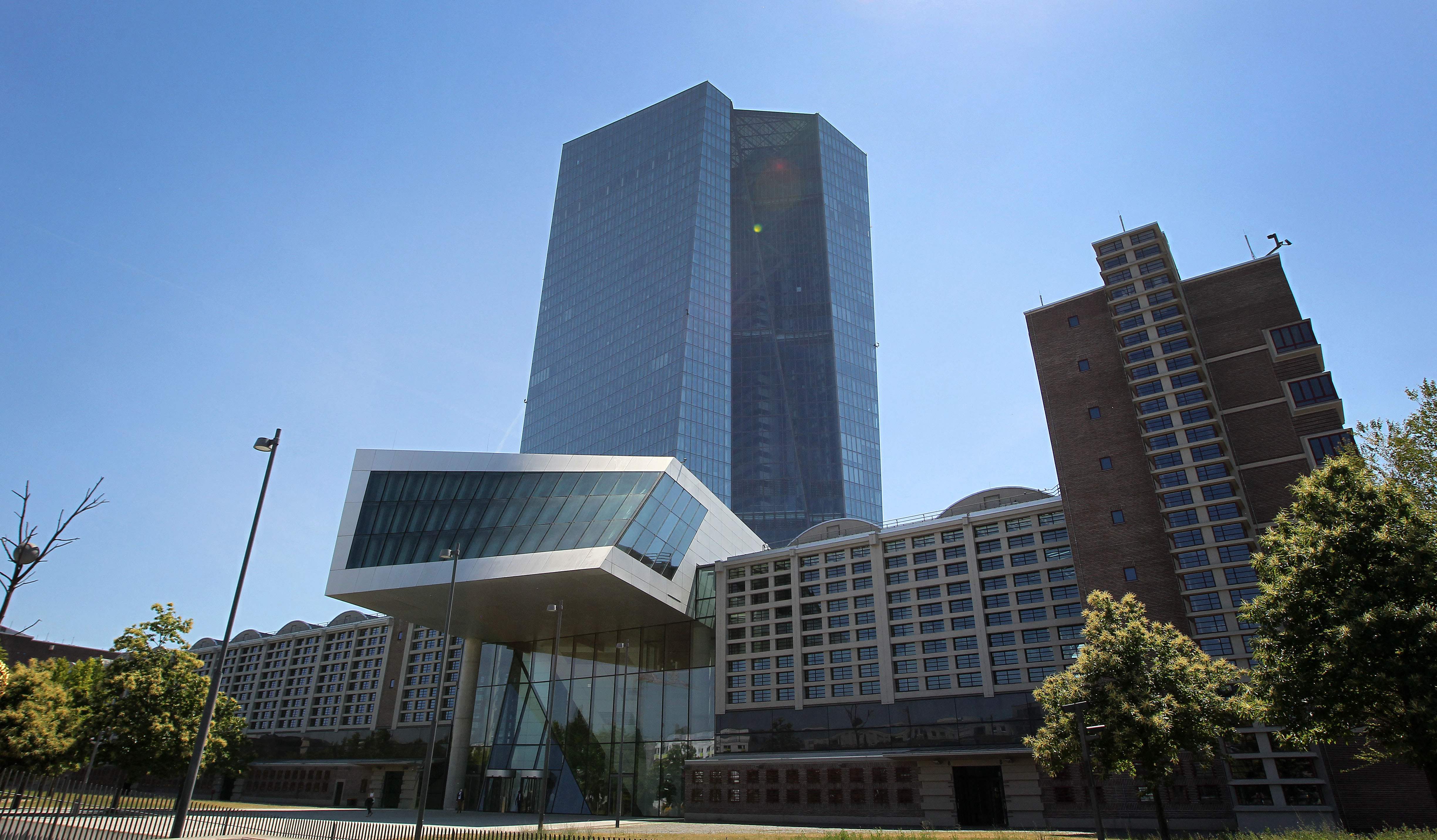 المركزي الأوروبي يتعهد المرونة لسياسته النقدية لمواجهة الضغوط على أسواق الديون السيادية