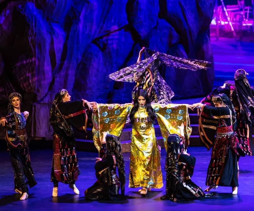 جانب من العرض المسرحي.