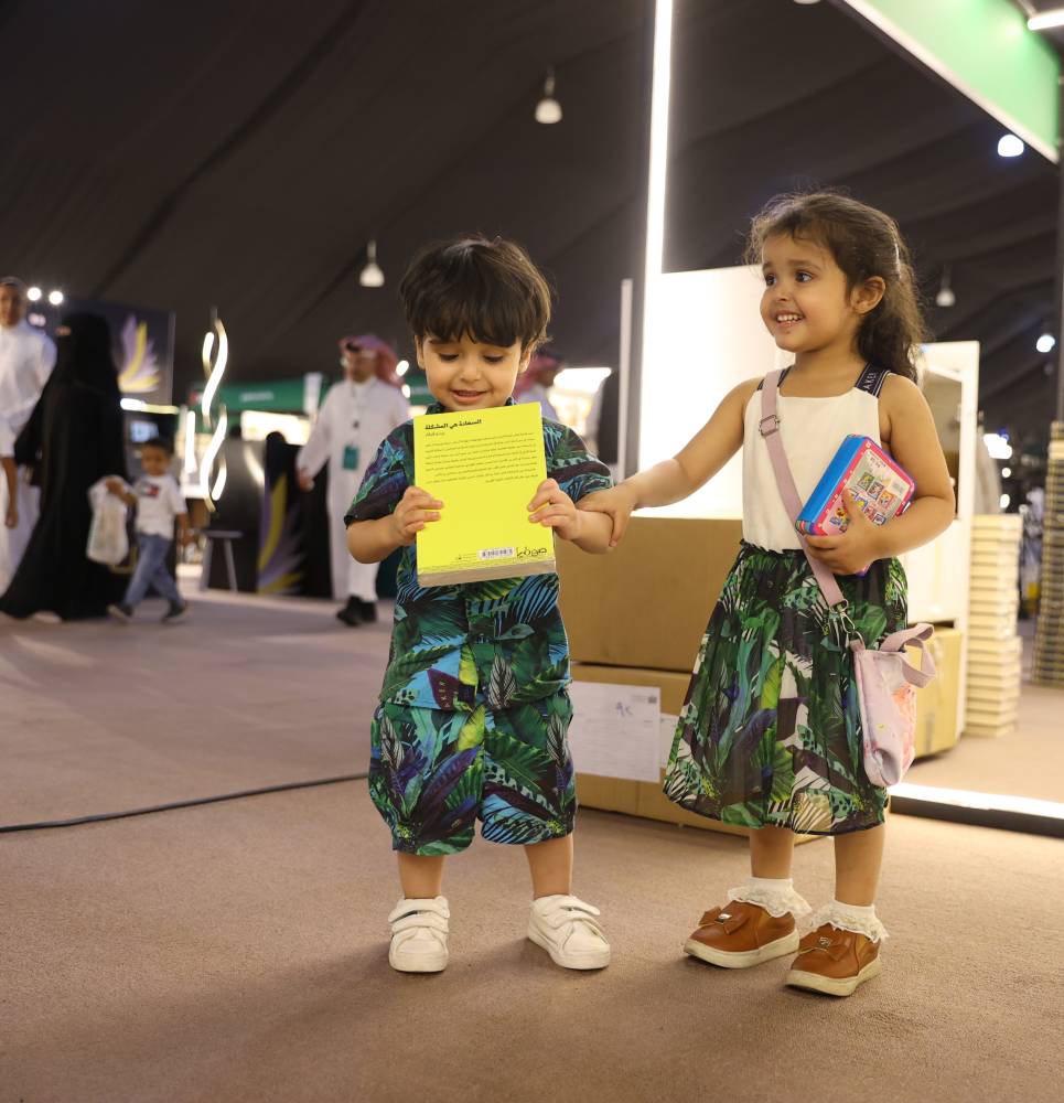 جانب من معرض المدينة للكتاب.