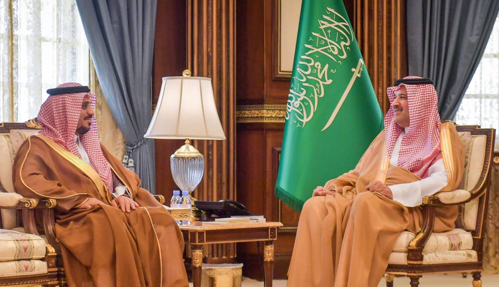 الأمير فيصل بن سلمان خلال استقباله فهد الماجد.