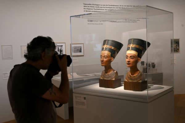 تبلغ مساحة المعرض ألف متر مربع ويتألف من ثلاثة أجزاء.