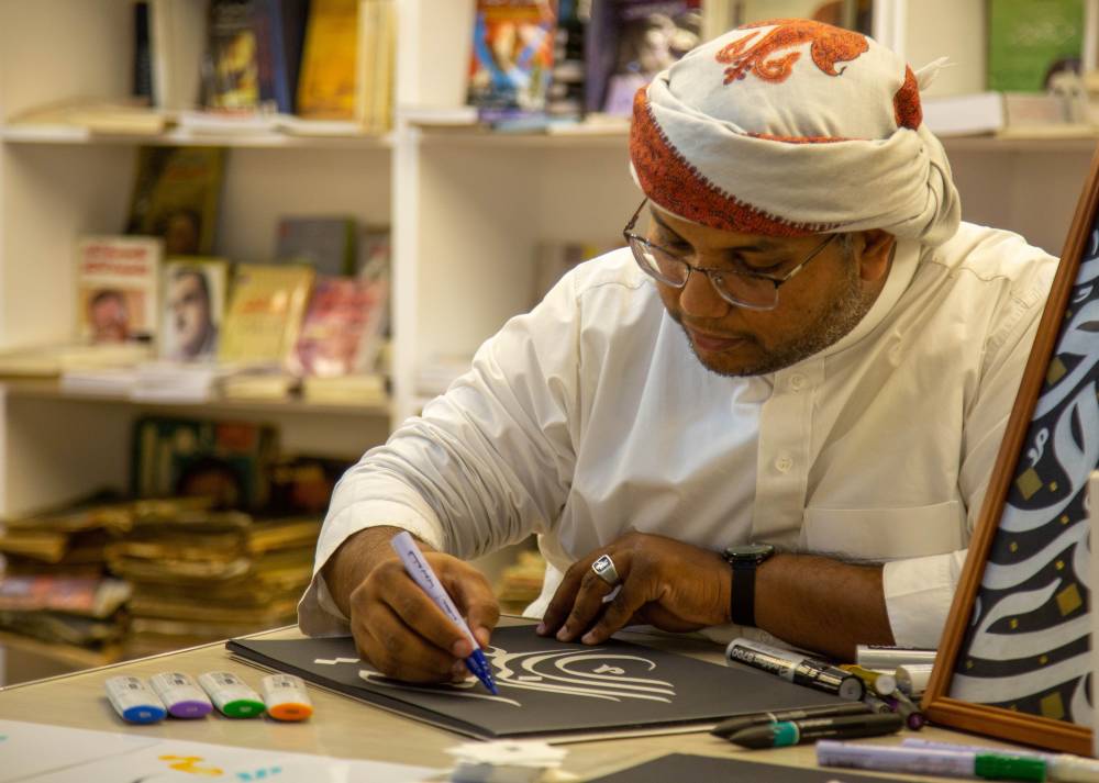 الخطاط عبدالرحمن بن قاسم نثر إبداعاته في المعرض.
