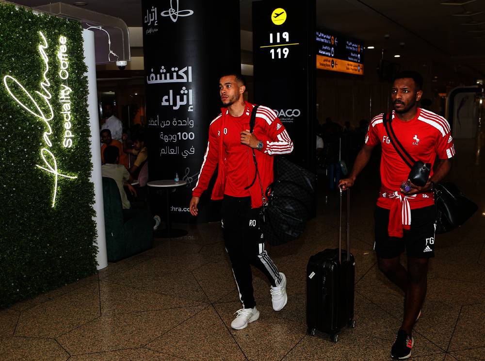 لاعبو الاتفاق لحظة مغادرتهم الدمام. مركز الاتفاق الاعلامي