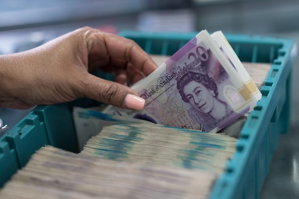 "الاسترليني" يتجه لتسجيل أكبر هبوط لستة أشهر منذ 2016 