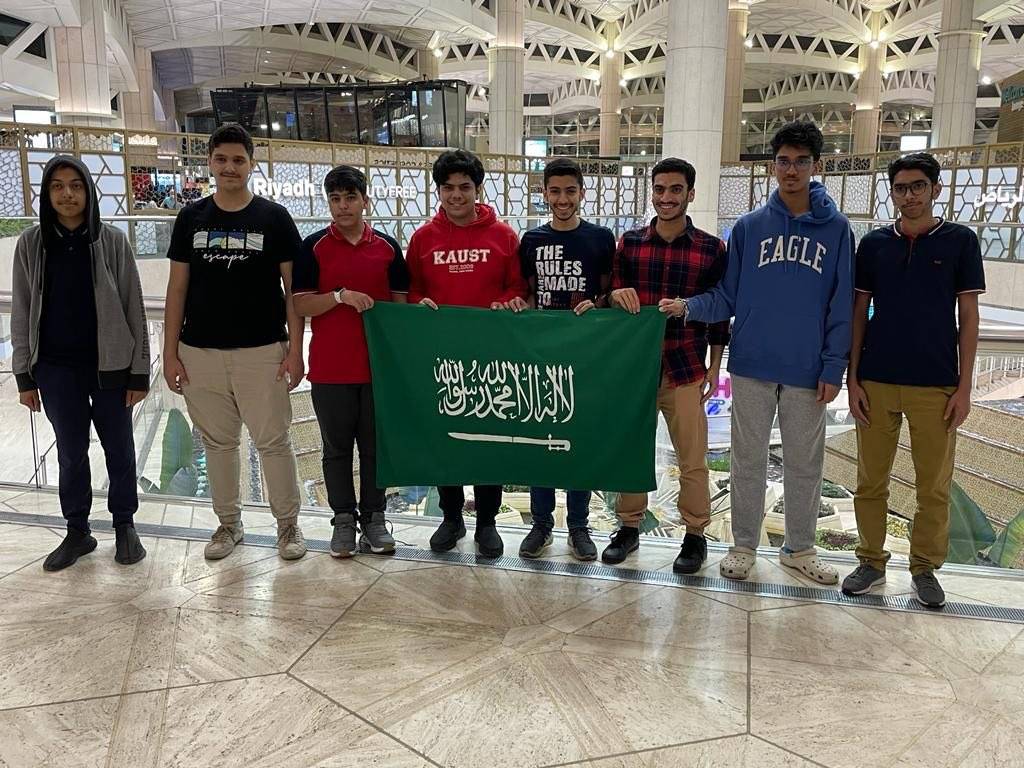 أرشيفية لطلاب سعوديين حصدوا ميداليات الفيزياء.